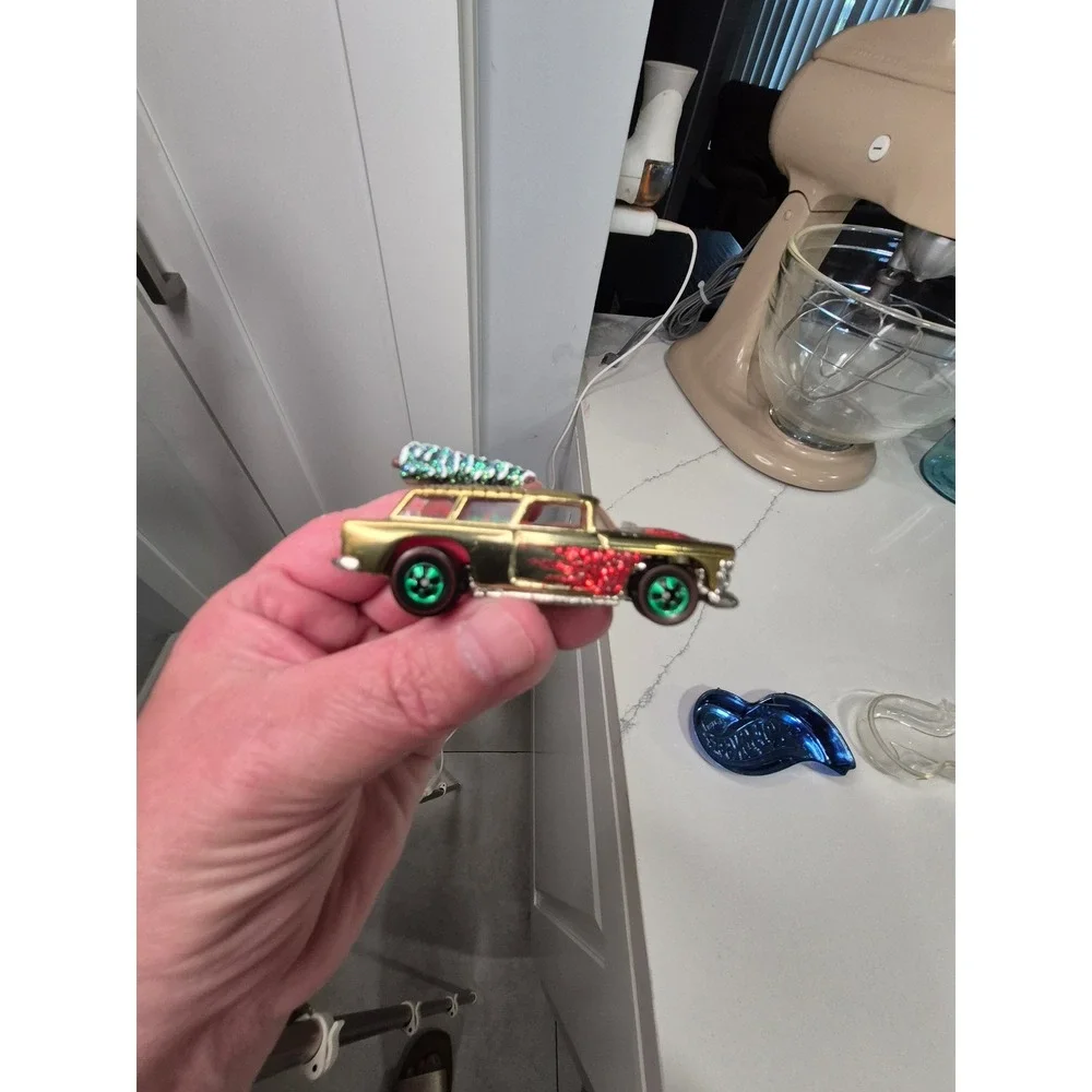 Hot Wheels Car in Acrylic‎ Display Gold Red Green Wheels Collectible